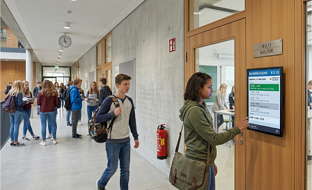 Türschild mit Touch Raumbelegung in Schule