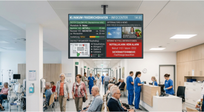 Digitales Großdisplay mit Informationen für Patienten im Wartebereich